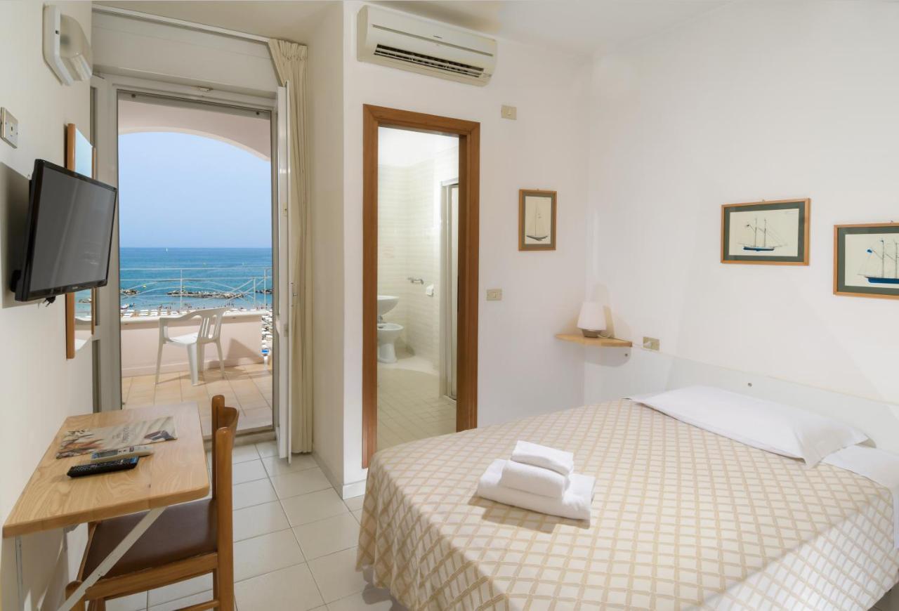 Hotel Continental Cattolica Luaran gambar