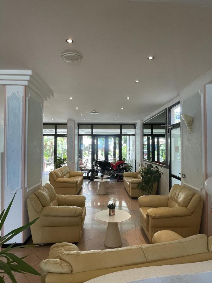Hotel Continental Cattolica Luaran gambar